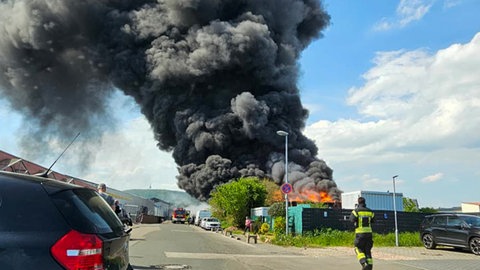 Über dem Industriegebiet in Bad Kreuznach war bei dem Brand eine riesige Rauchsäule zu sehen.