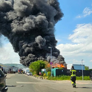 Über dem Industriegebiet in Bad Kreuznach war bei dem Brand eine riesige Rauchsäule zu sehen.