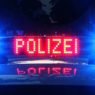 Polizeiblaulicht: Nach einem Unfall mit einem Rollstuhlfahrer sucht die Polizei in Kirn zwei Radfahrer