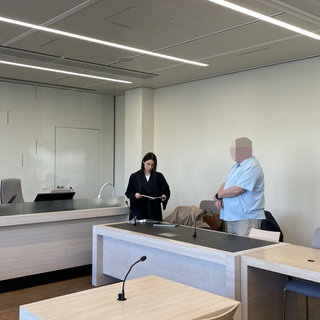 Der Angeklagte steht vor dem Amtsgericht Bad Kreuznach. Er soll eine Bekannte betrogen haben.