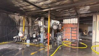 Der Großbrand war kilometerweit zu sehen. Eine Autowerkstatt war in Brand geraten. 
