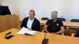 Ein Angeklagter sitzt mit seinem Rechtsanwalt im Gerichtssaal des Amtsgerichts Worms. 