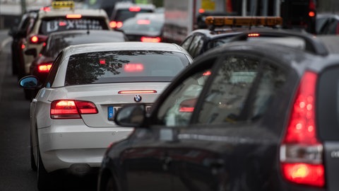 In der Mainzer innenstadt gibt es einen langen Verkehrssstau (Symbolbild).