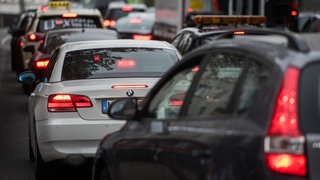In der Mainzer innenstadt gibt es einen langen Verkehrssstau (Symbolbild).