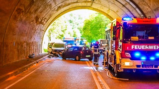Ein Tunnel bei Kirn mit zwei Unfallwagen. Die beiden Autos stießen frontal zusammen. 