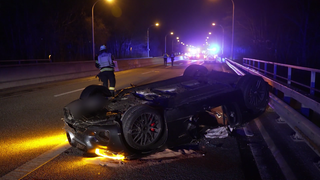 Ein Mercedes-AMG-Sportwagen liegt auf dem Dach. Bei dem Raser-Unfall im Februar 2026 in Mainz wurden zwei Personen verletzt.