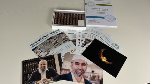 Broschüren und Flyer von Maimonides liegen auf einem Tisch: Damit sollen in den Schulen die Freundschaft gefördet und gegen den Hass gearbeitet werden. 
