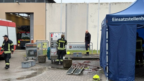 Einsatzkräfte vor dem Eingang der JVA Rohrbach. 