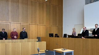 Ein 36-Jähriger Einbrecher muss sich vor dem Mainzer Landgericht verantworten. Er soll eine Seniorin in Worms ermordet haben. 