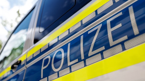 Eine Frau und ein Mann haben einen Senior überrumpelt und seine Goldkette gestohlen. Polizei warnt vor neuer Masche in Rheinhessen. (Symbolbild)