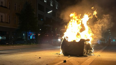 40 Mülltonnen brannten in Wiesbaden innerhalb einer Woche. Die Polizei geht von einer Brandserie aus. (Symbolbild)