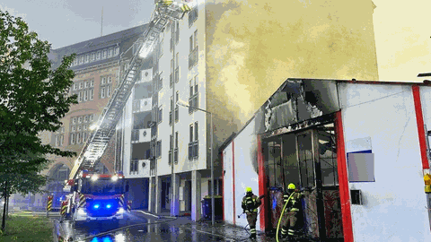 Die Feuerwehr löscht einen Brand in einer Werkstatt in Worms.