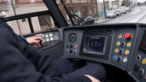 Straßenbahnfahrer sitzt auf dem Fahrersitz. In Mainz hat ein Fahrgast einen Straßenbahnfahrer angegriffen. (Symbolbild)