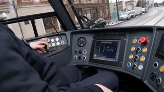 Straßenbahnfahrer sitzt auf dem Fahrersitz. In Mainz hat ein Fahrgast einen Straßenbahnfahrer angegriffen. (Symbolbild)