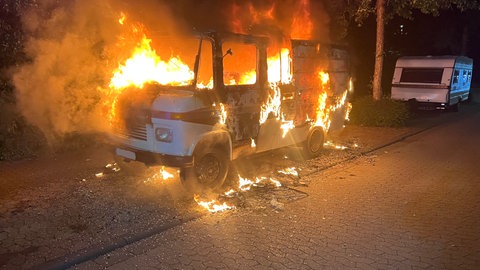 Ein Wohnmobil steht bei Nacht komplett in Flammen. Das Fahrzeug brannte in Bad Kreuznach völlig aus.