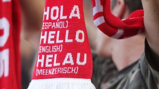 Auf einem Fanschal eines Mainz 05-Fan steht meenzerischer Dialekt. Die KI versteht diesen Dialekt nicht.