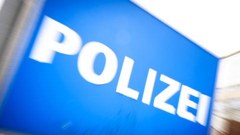 Die Polizei ermittelt wegen Fahrerflucht: Ein unbekannter Autofahrer touchiert ein 8-jähriges Mädchen.