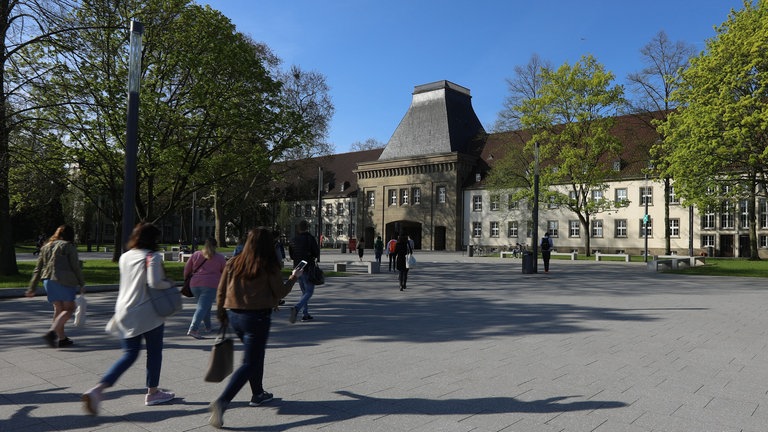 Der Eingang der JGU heute