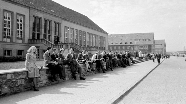 Studierende vor der "Alten Mensa" im Jahr 1948...