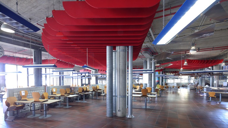 ...heute sieht die Zentralmensa der Johannes Gutenberg-Universität so aus.