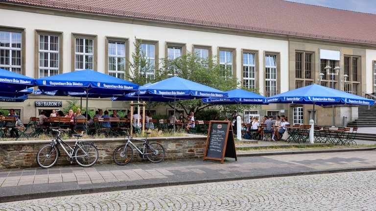 ...heute sitzen Studierende vor der Alten Mensa in einem Biergarten.