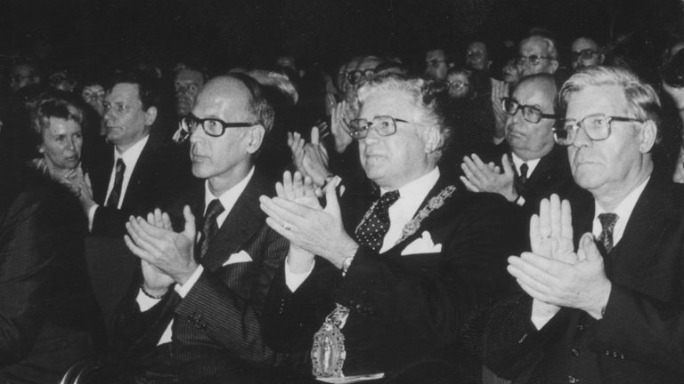 Im Jahr 1977 wurde das 500. Gründungsjubiläum der Uni Mainz gefeiert. Mit dabei unter anderem (v.l.): französischer Staatspräsident Valéry Giscard d’Estaing, Universitätspräsident Prof. Peter Schneider und Bundeskanzler Helmut Schmidt.