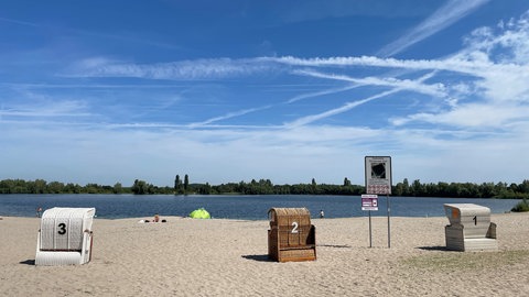 Der Altrheinsee in Eich. Hier werden am Wochenende viele Badegäste erwartet. Sie können unter anderem Tretboote mieten.