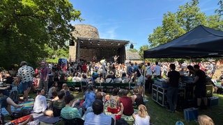 Blauer Himmel und Sonnenschein beim Open Ohr Festival auf der Zitadelle in Mainz. 