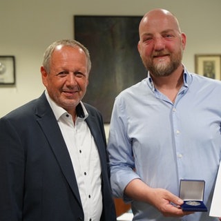 Ein Mainzer erhält vom Polizeipräsidenten den Preis für Zivilcourage für seine Hilfe gegen Telefonbetrug. 