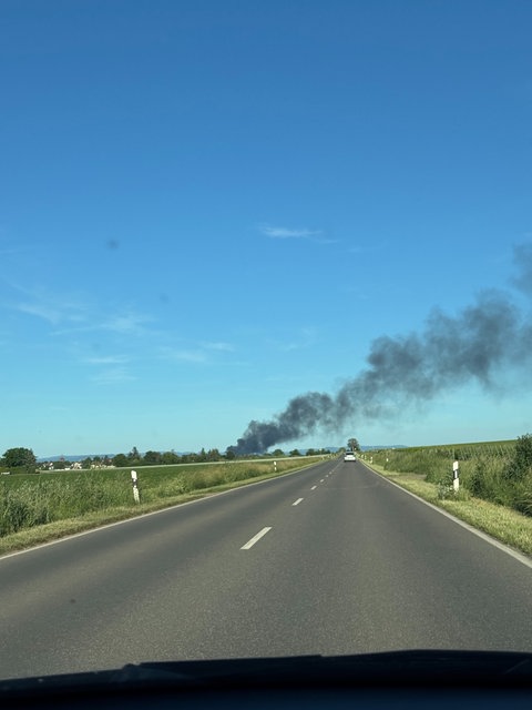 Eine Rauchsäule, die durch einen Brand im Wormser Hafen verursacht wurde.