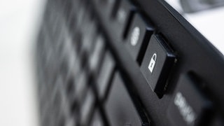Eine Computertastatur (Symbolbild). Es gab einen Cyberangriff auf die Landeszentrale für politische Bildung.
