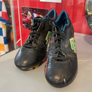 Fußballschuhe von Ex-Mainz 05-Stürmer Michael Thurk stehen in einer Glasvitrine im Landesmuseum.