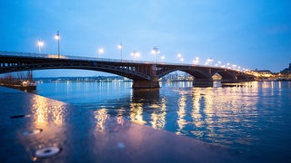 Die Theodor Heuss-Brücke in Mainz im Morgenlicht