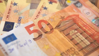 Gefälschte 50-Euro-Scheine. In Mainz hat ein Betrüger einer Frau Falschgeld für ihr Handy gegeben und ist damit abgehauen