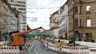 Durch die Binger Straße in Mainz wird eine Straßenbahntrasse verlegt. Die Baustelle sorgt für Verkehrsbehinderungen.