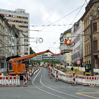 Durch die Binger Straße in Mainz wird eine Straßenbahntrasse verlegt. Die Baustelle sorgt für Verkehrsbehinderungen.