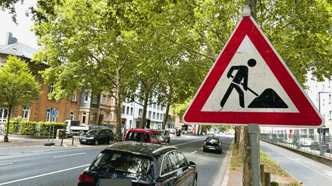 Ein Baustellenschild steht in der Rheinallee in Mainz am Straßenrand. Dort kommt es wegen der Bauarbeiten immer wieder zu stockendem Verkehr.