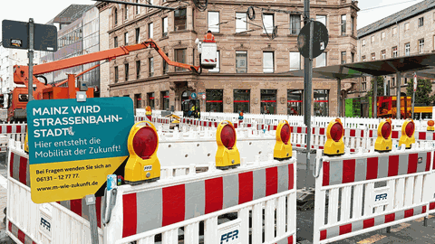 Mainz wird Straßenbahnstadt - so steht es auf einem Schild an einer Baustelle in der Binger Straße.