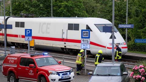 Ein ICE steht in Trechtingshausen, er musste wegen eines unbekannten Geruchs evakuiert werden.