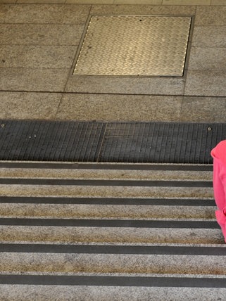 Ein Kind sitzt allein auf einer Treppe. Viele Kinder und Jugendliche sind einsam. Ein Sorgentelefon hilft. 