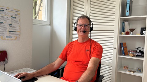 Stephan Möllers sitzt im Kinderschutzzentrum und telefoniert. Regelmäßig kümmert er sich am Sorgentelefon um Kinder und Jugendliche.