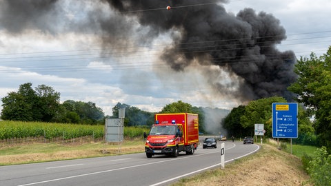 Die Rauchsäule des Großbrandes bei Gundersheim war kilometerweit zu sehen.
