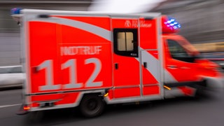 Rettungskräfte kümmern sich um eine Person nach einem Straßenbahnunfall. In Mainz-Lerchenberg hat eine Straßenbahn eine Frau erfasst. (Symbolbild)