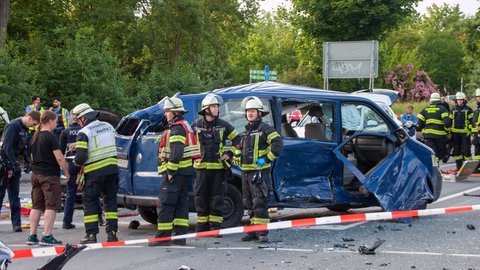 Ein Transporter steht auf einer Straße in Mainz-Mombach. Bei einem schweren Verkehrsunfall in Mainz-Mombach sind am Sonntagabend mehrere Menschen verletzt worden.