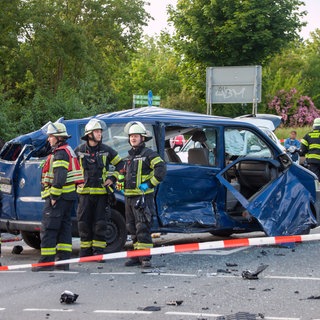 Ein Transporter steht auf einer Straße in Mainz-Mombach. Bei einem schweren Verkehrsunfall in Mainz-Mombach sind am Sonntagabend mehrere Menschen verletzt worden.