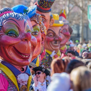 Mainzer Schwellköpp stehen auf dem Mainzer Rosenmontagszug.
