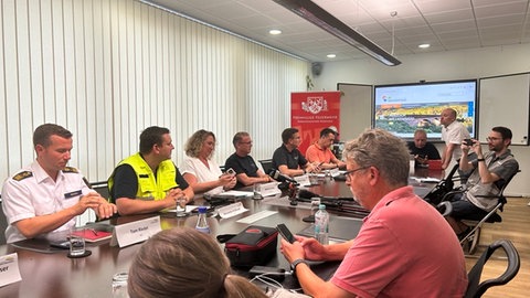 Die Einsatzleitung informiert in einer Pressekonferenz über die aktuelle Situation bei dem Waldbrand am Rotenfels.