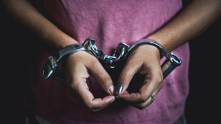 Frauenhände in Handschellen: Das Mainzer Landgericht muss entscheiden, ob eine 39-jährige Frau in Sicherungsverwahrung kommt.