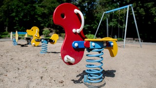 Ein leerer Spielplatz mit Spielgeräten. (Symbolbild) In Nieder-Olm wurde eine Rentnerin in Polizeigewahrsam genommen, weil sie Kinder auf einem Spielplatz beschimpft hatte. 