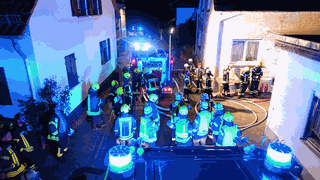 Bei einem Löscheinsatz in einer Schreinerei in Braunweiler waren etwa 80 Feuerwehrleute im Einsatz. 